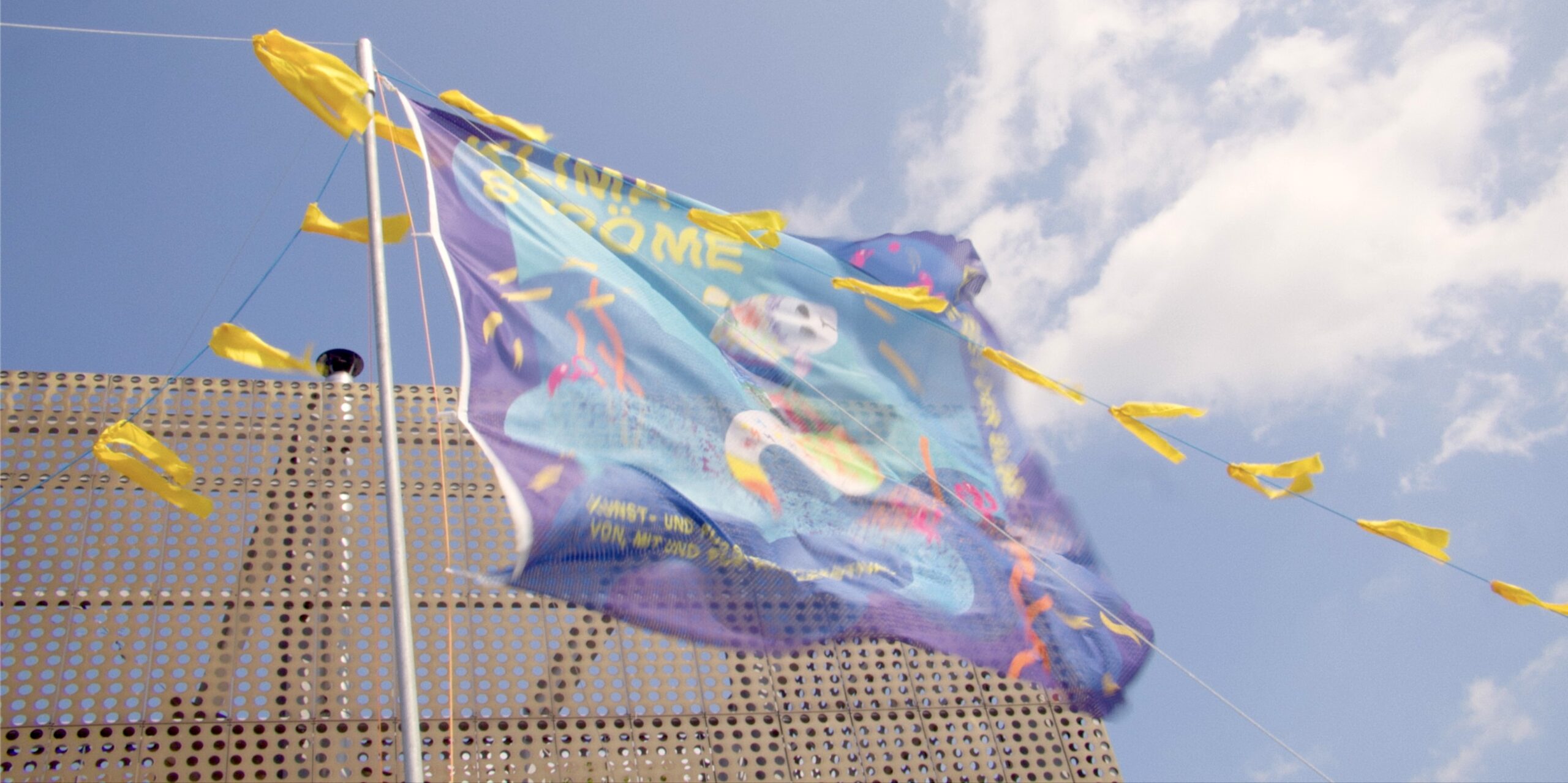 Flagge des Klimaströme-Festivals weht im Wind